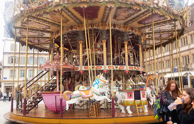 Karuzela w Strasbourgu karuzela, konie, Strasbourg, Francja