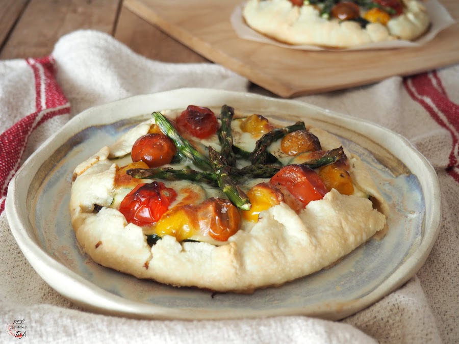 Tarta rústica con una base de masa quebrada y cobertura con calçots, verduras, mozzarella y tomates cherrys.