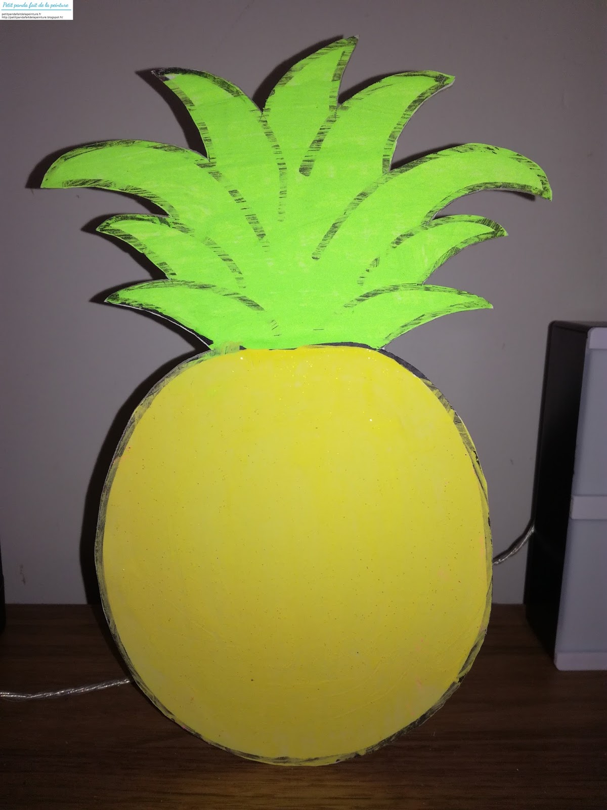 Petit Panda fait de la peinture ANANAS A LA PEINTURE FLUO Petit Panda fait de la peinture ANANAS A LA PEINTURE FLUO