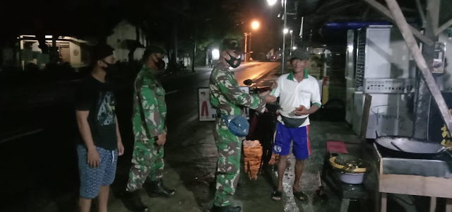 Tegakkan Prokes, Anggota Koramil Karangmalang Sosialisasi di Warung Hik Tegakkan Prokes, Anggota Koramil Karangmalang Sosialisasi di Warung Hik