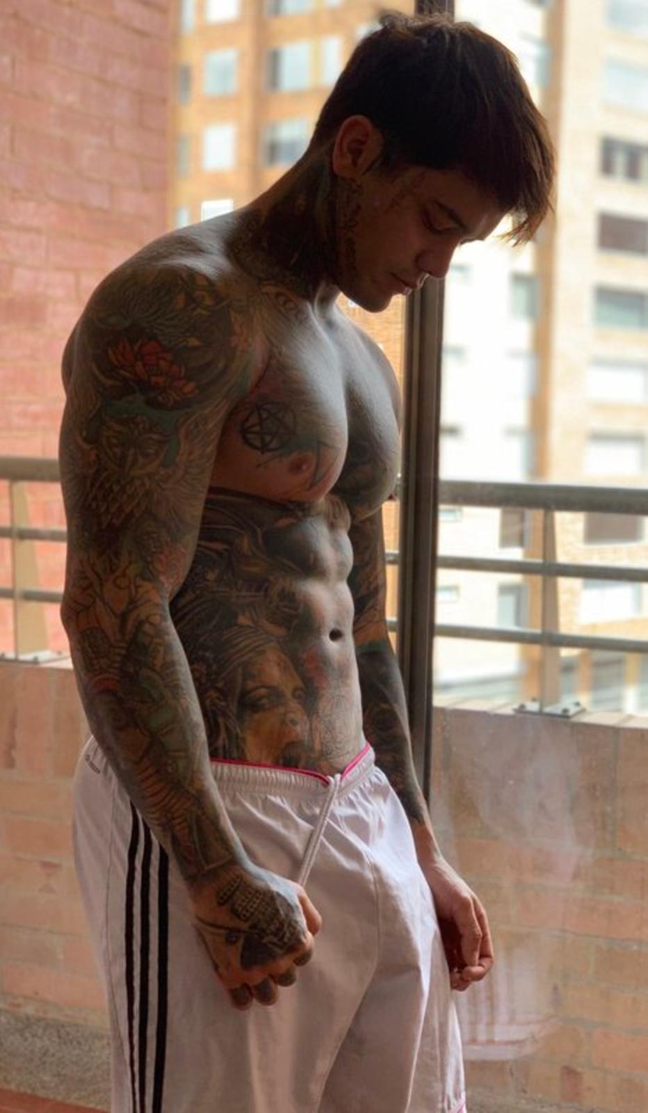 Yeferson Cossio, youtuber colombiano (videos e imágenes de su onlyfans). 