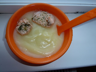 Rondele de somon la aburi cu piure de cartofi