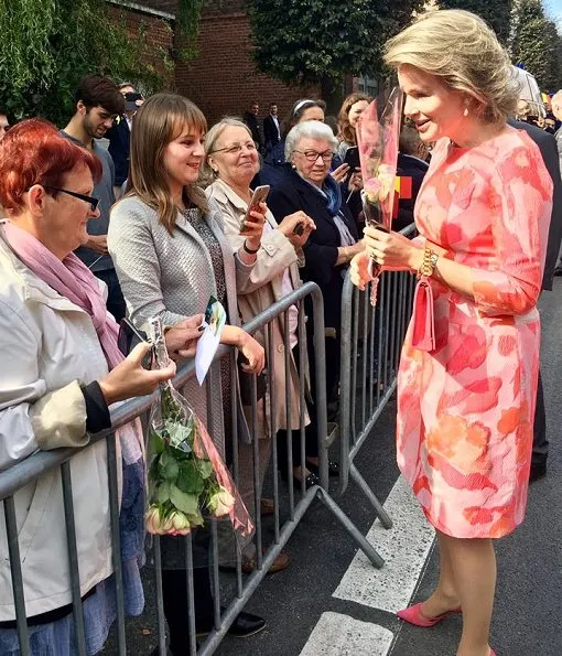 Queen Mathilde wore Natan pink floral print dress and Natan pumps to Asty-Mouli school and Bebe Bus creche visiting..