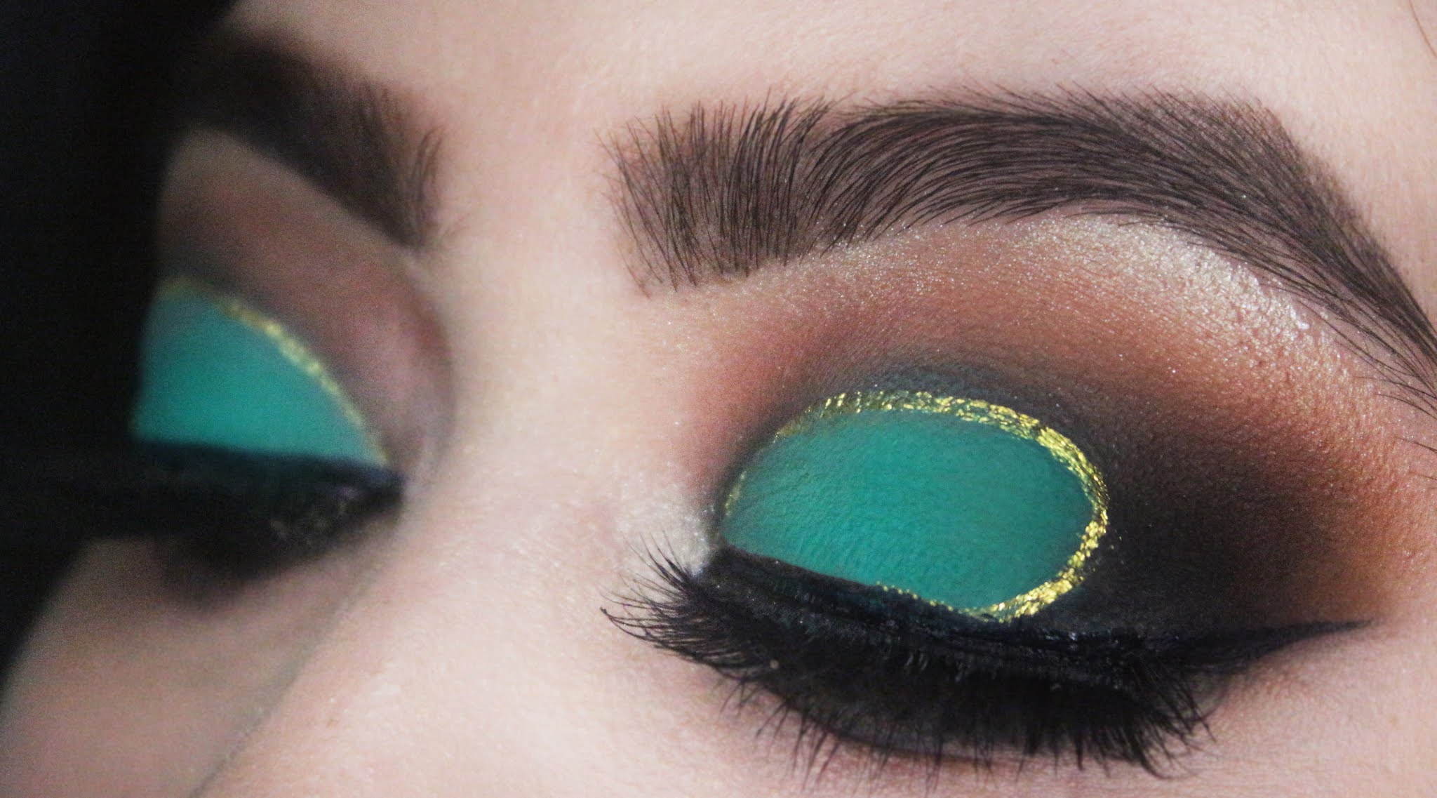 Teal Half-Moon Smokey Eye Tutorial With Step by Step Pictures - Deck Dine