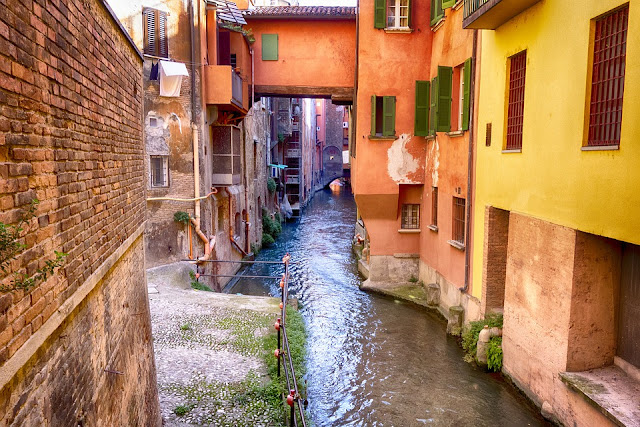 Bologna-canali-architettura-centro storico