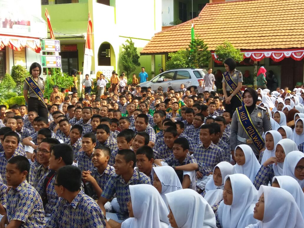 Polwan Polresta Pekanbaru melakukan penyuluhan ke sekolah dalam rangka HUT Polwan ke-68