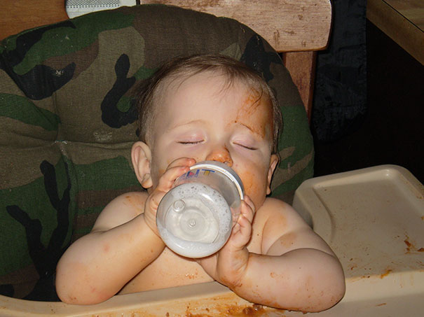 15+ Hilarious Pics That Prove Kids Can Sleep Anywhere - Dinner Nap