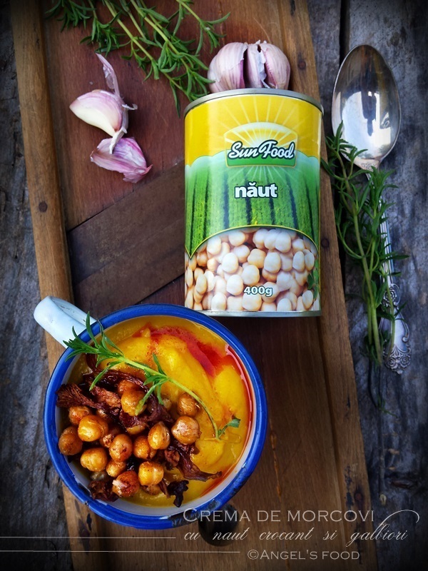 Supa crema de morcovi cu naut crocant si galbiori