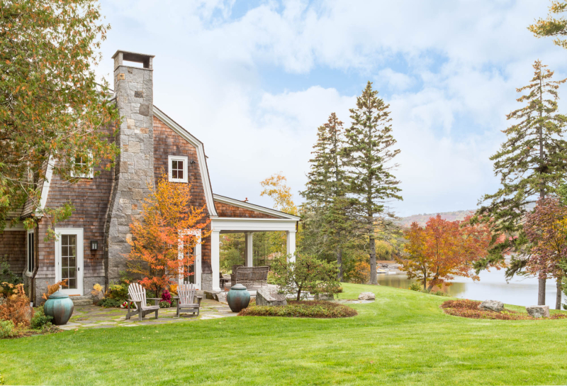 Summer home in Maine by Giannetti Home