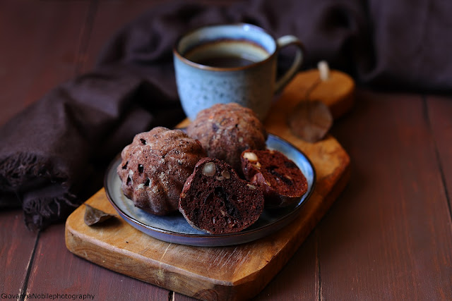 Muffin con cioccolato e uva passa