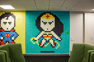 Colorida Decoración con super heroes en oficina con más de 8000 post-it 