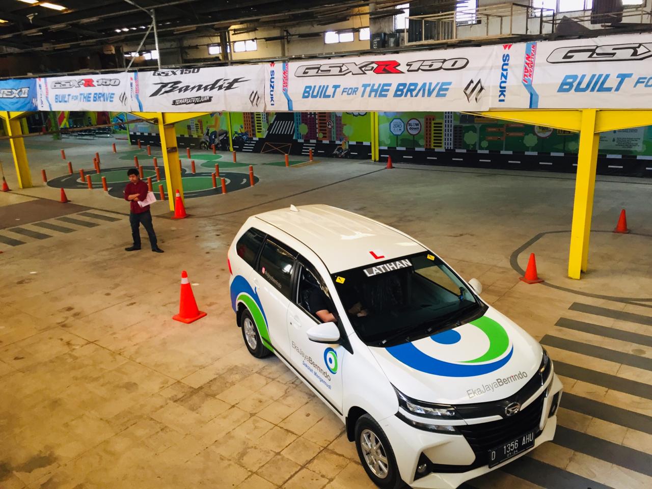Ruang Baca dan Tulis: Sekolah Mengemudi di Bandung (Eka Jaya Berrindo)