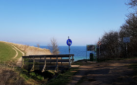 Küsten-Spaziergänge rund um Kiel, Teil 1: Die Steilküste bei Stohl. Der Weg führt oben an der Küste oder unten am Strand entlang, von hier aus kann man bis nach Dänemark sehen.