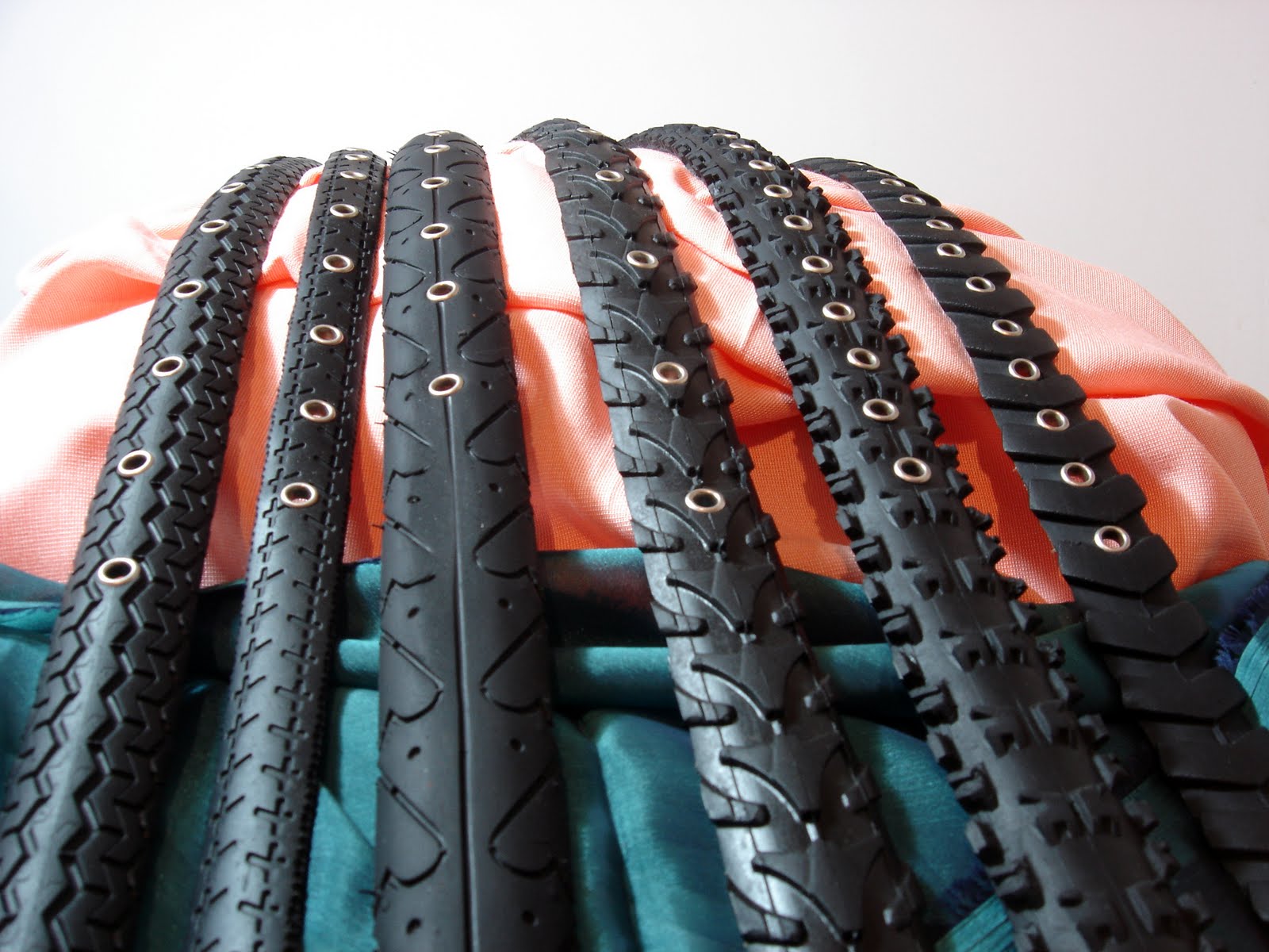 La ArTeSaNíA mE dA aLeGrÍa: CINTURONES hechos con CUBIERTAS de