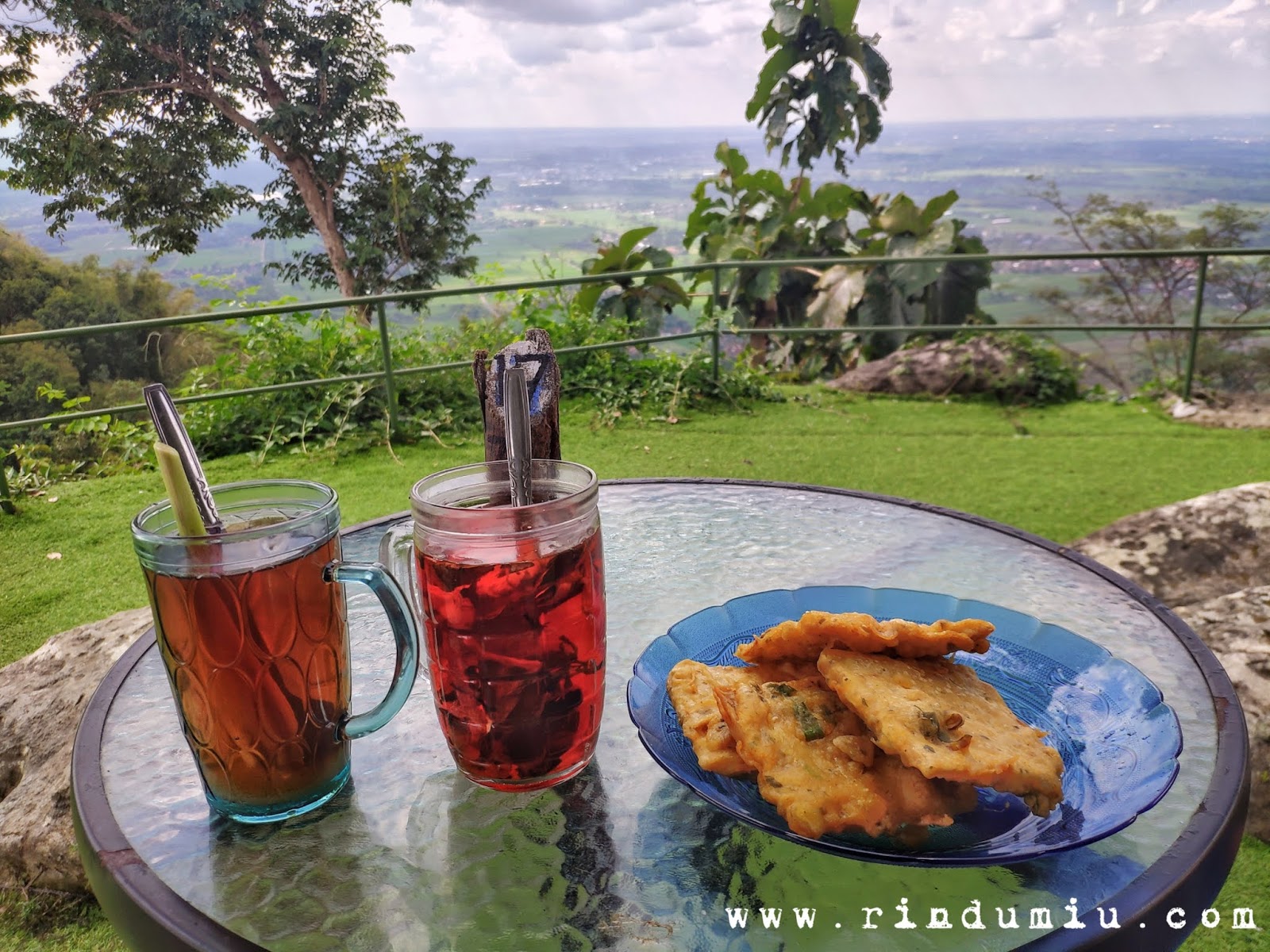 Wedang Uwuh, Teh Sere, and Mendoan at Watu Langit Coffee & Resto in Prambanan Jogja.