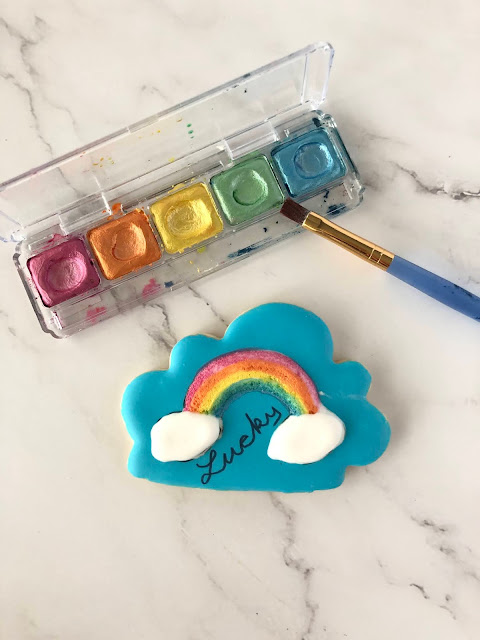 How to use a watercolor technique to decorate cookies -Rainbow cookies 2021 @www.thecookiecouture.com