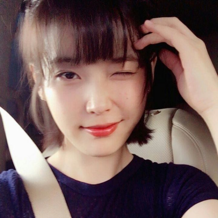 윙크하는 아이유 - 꾸르