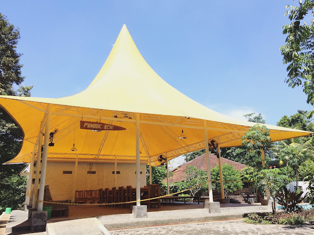 Ines Yuanta Blog >> Pondok Seni, salah satu fasilitas di Taman Botani Sukorambi. Pondok Seni, salah satu fasilitas di Taman Botani Sukorambi.