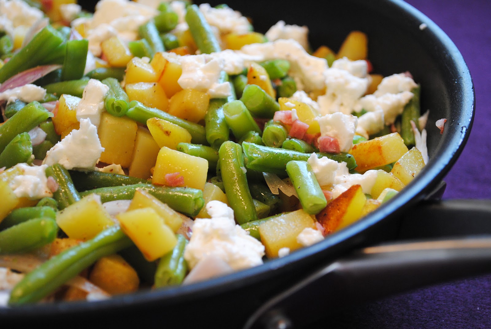 Küchenzaubereien: Kartoffel-Bohnen-Pfanne mit Schafskäse Küchenzaubereien: Kartoffel-Bohnen-Pfanne mit Schafskäse