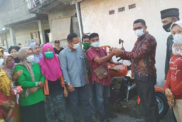 Ketua DPRD Padang Syafrial Kani Serahkan Betor kepada Warga