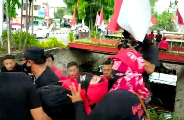 Kacau! Whisnu Sakti Tak Dapat Rekomendasi PDIP, Pendukung Ngamuk Sampai Pingsan Kacau! Whisnu Sakti Tak Dapat Rekomendasi PDIP, Pendukung Ngamuk Sampai Pingsan
