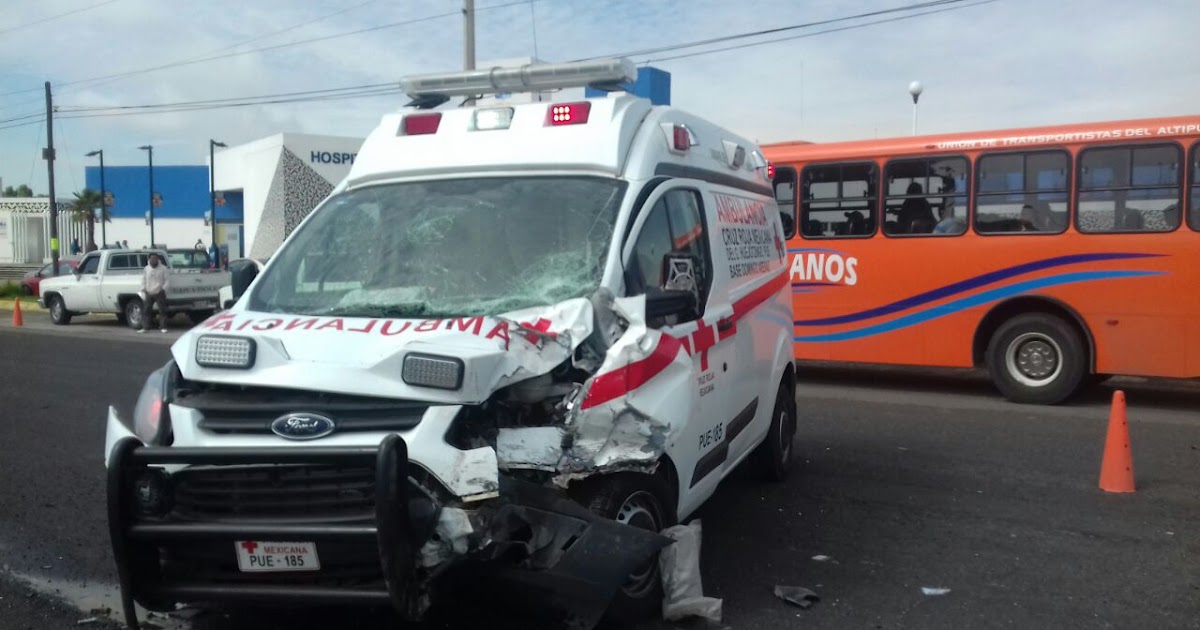REBENQUE CHOQUE DE AMBULANCIA Y DEJA CUATRO PERSONAS LESIONADAS EN HUEJOTZINGO