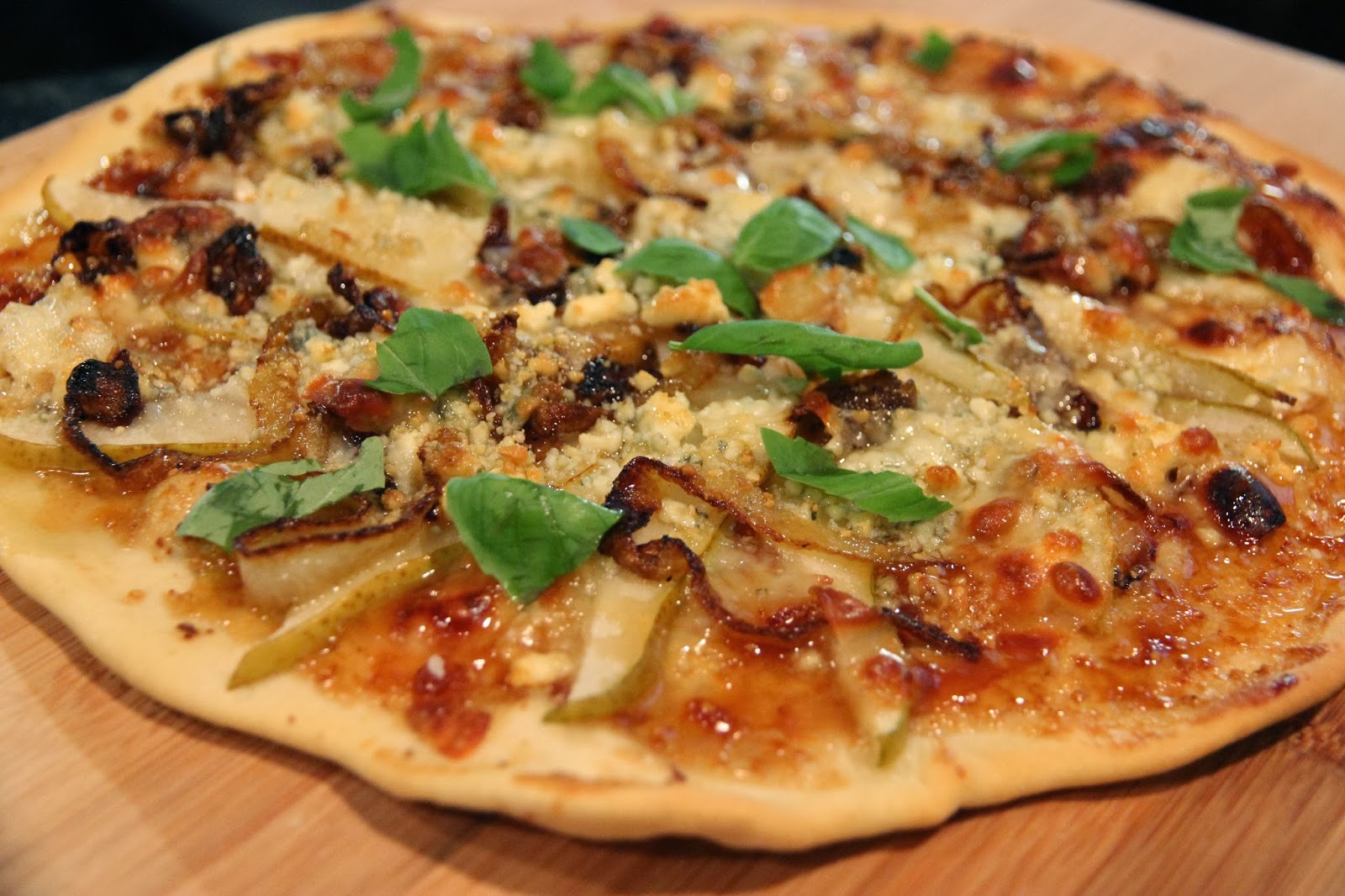 Deliciously Stylish: Pear & Gorgonzola Pizza