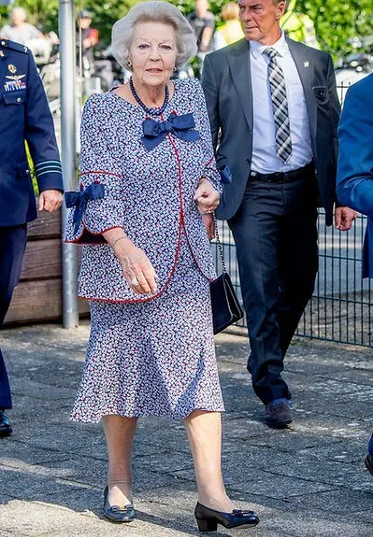 Princess Beatrix attended the national campaign day of the 'Zwaluwen Jeugd Actie' at SV Football Club