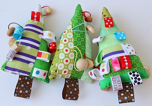елочка из лоскутков. лоскутные елочки. лоскутная елка из ткани. елка пэчворк. елочка из лоскутков.