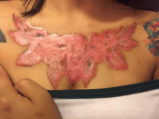 Se hace un tatuaje y su madre la obliga a quitarselo con cremas ácidas