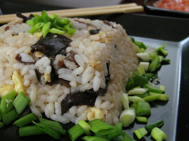 Жареный рис с грибами муэр (Цзидань Муэр Чаофань)