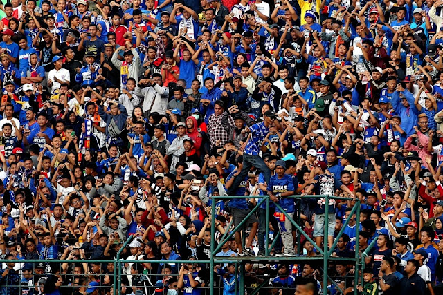 Aremania Kecewa Arema Kalah dari Persib di Piala Presiden Aremania Kecewa Arema Kalah dari Persib di Piala Presiden