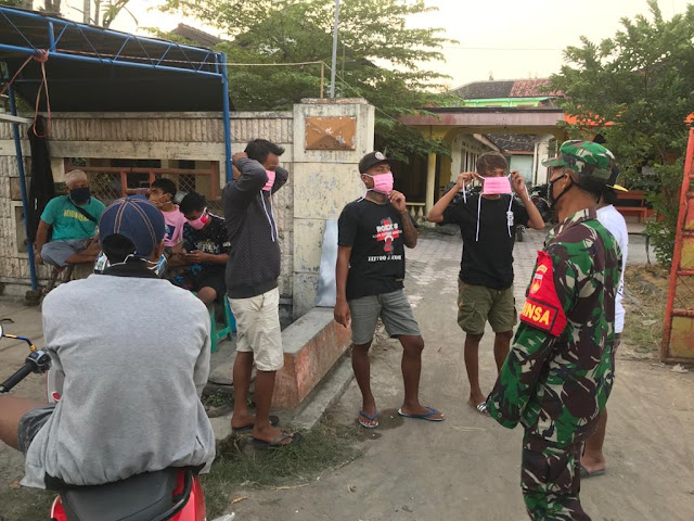 Peduli Covid-19, Babinsa Bagikan Masker Gratis Kepada Karang Taruna Peduli Covid-19, Babinsa Bagikan Masker Gratis Kepada Karang Taruna