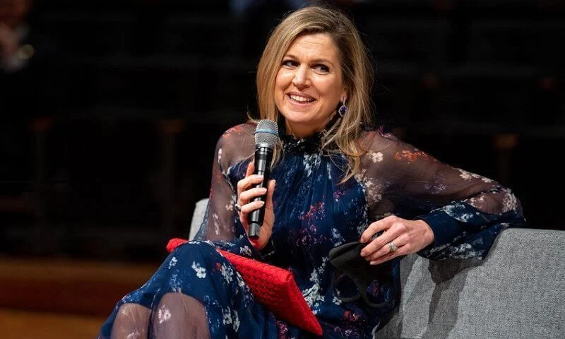 Queen Maxima blue crepe de chine, ruffles and a flowery print silk georgette dress from Natan. Red coat, pumps and clutch