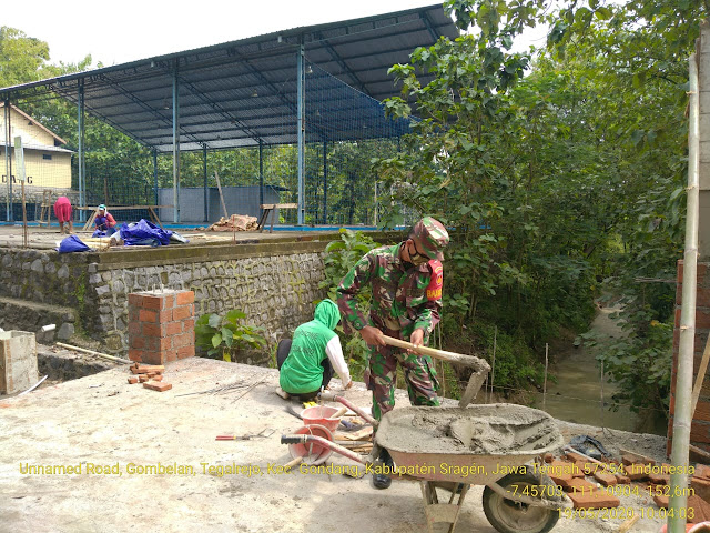 Babinsa Tegalrejo Bersama Rakyat Lebarkan Jembatan Penghubung