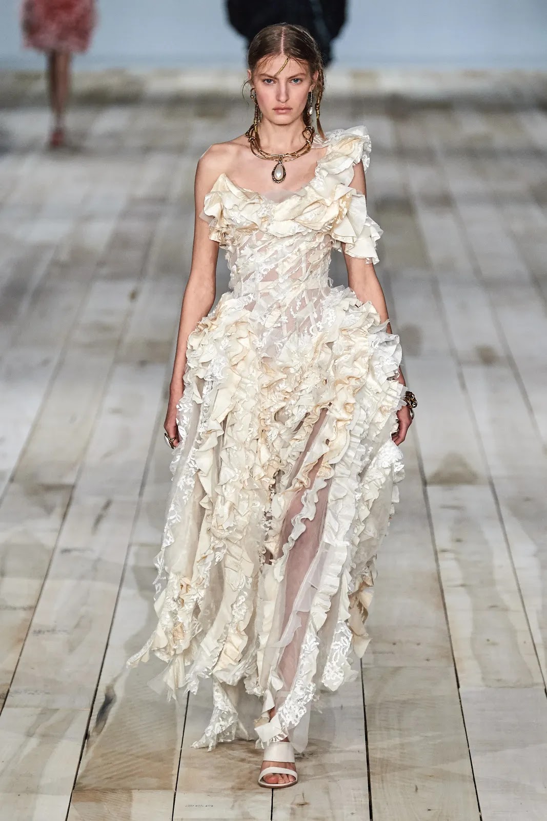 Alexander McQueen Spring 2022 Ready-to-Wear Fashion Show