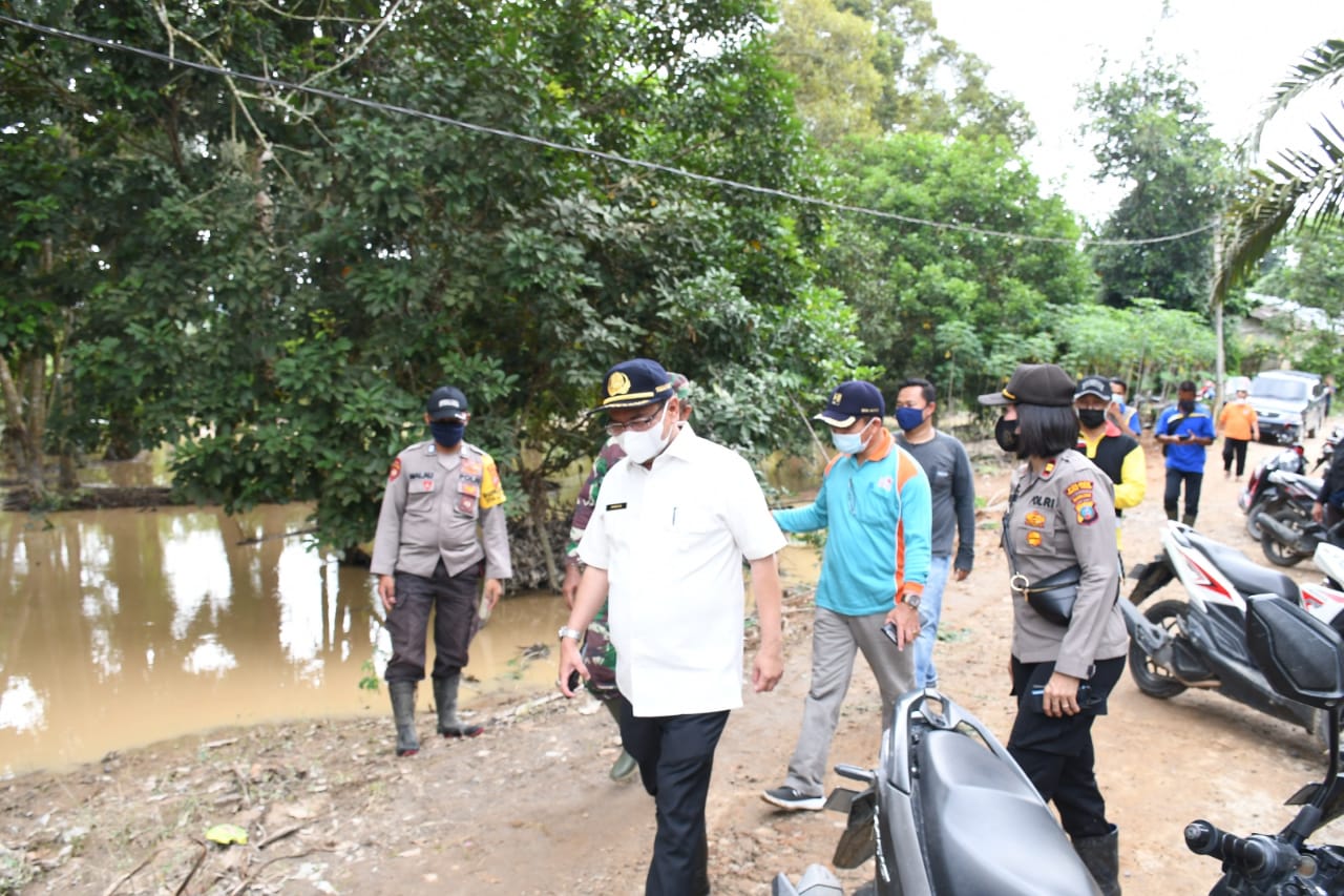 Pjs Bupati Sergai Menyerahkan Bantuan Dari Pemprovsu Kepada Korban Banjir