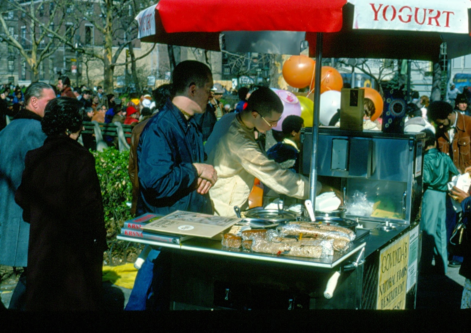 14 Colorful Photos Showing Everyday Life in Central Park, New York in ...