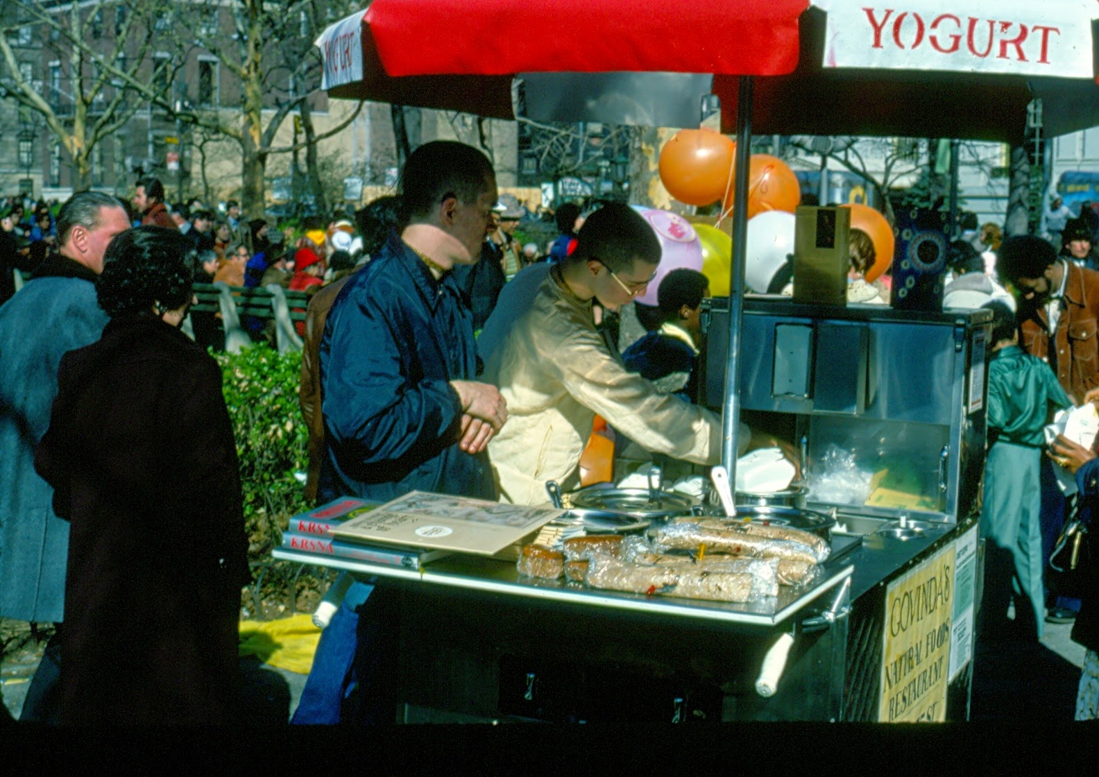 21 Colorful Photos Showing Everyday Life in Central Park, New York in ...