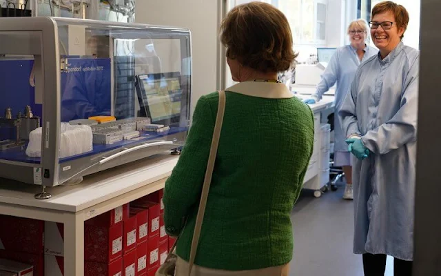 Norwegian Veterinary Institute. Queen Sonja wore a green tweed jacket and white trousers, green stone necklace and earrings