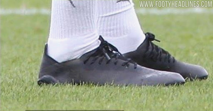 Kein Vertrag Sterling Lauft In Alten Nike Phantom Venom Fussballschuhen Adidas X Ghosted 1 Prototyp Auf Nur Fussball