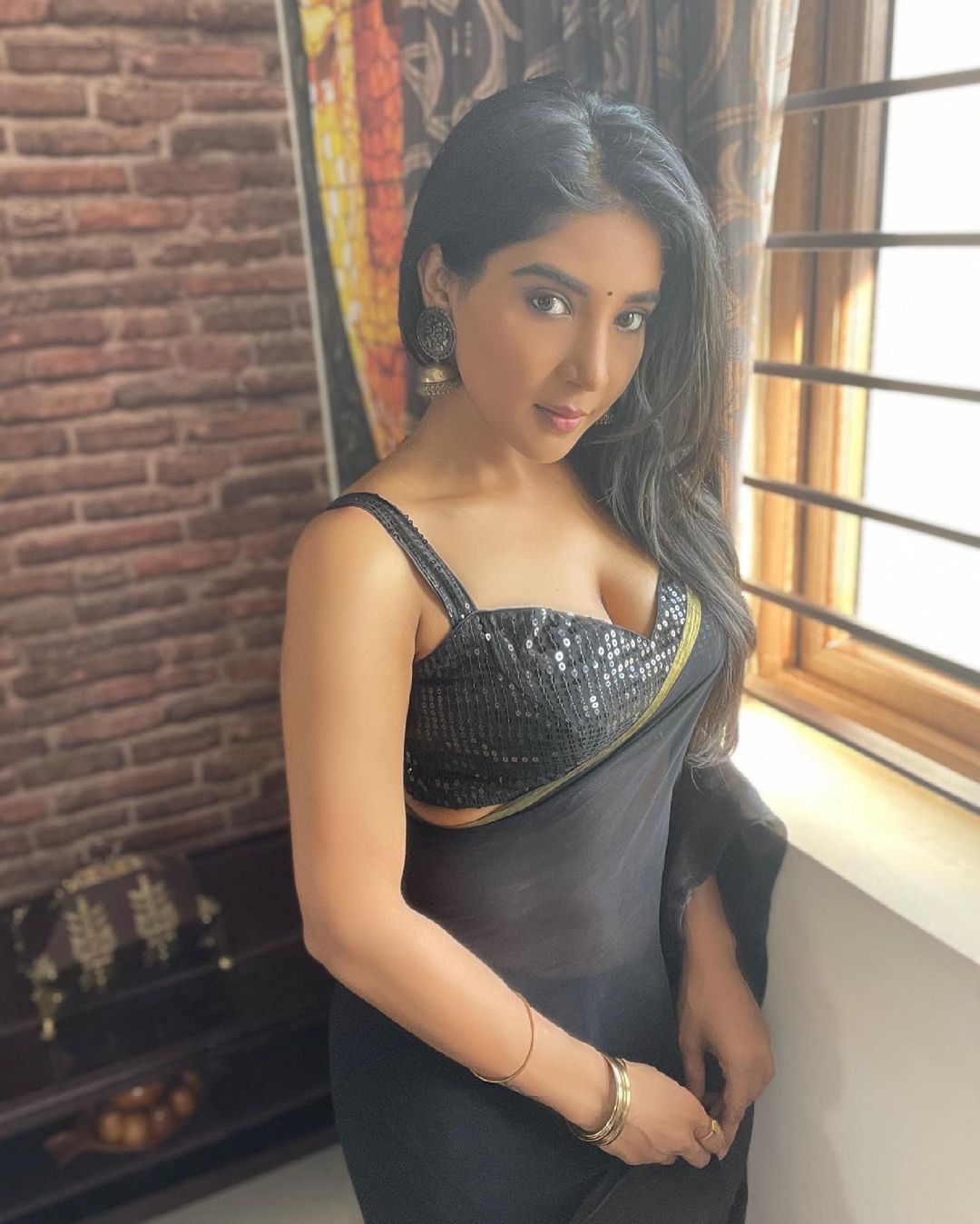 Sakshi Agarwal Hot Cleavage Pictures , Sakshi Agarwal boobs, Sakshi Agarwal deep cleavages, Sakshi Agarwal navel