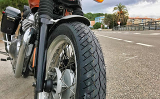 Royal Enfield Interceptor 650 con Bridgestone BT 46