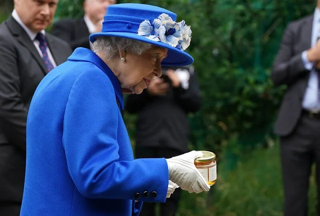 The Queen wore a royal blue velour coat by Stewart Parvin, a matching silk dress. Prince Albert's Sapphire brooch