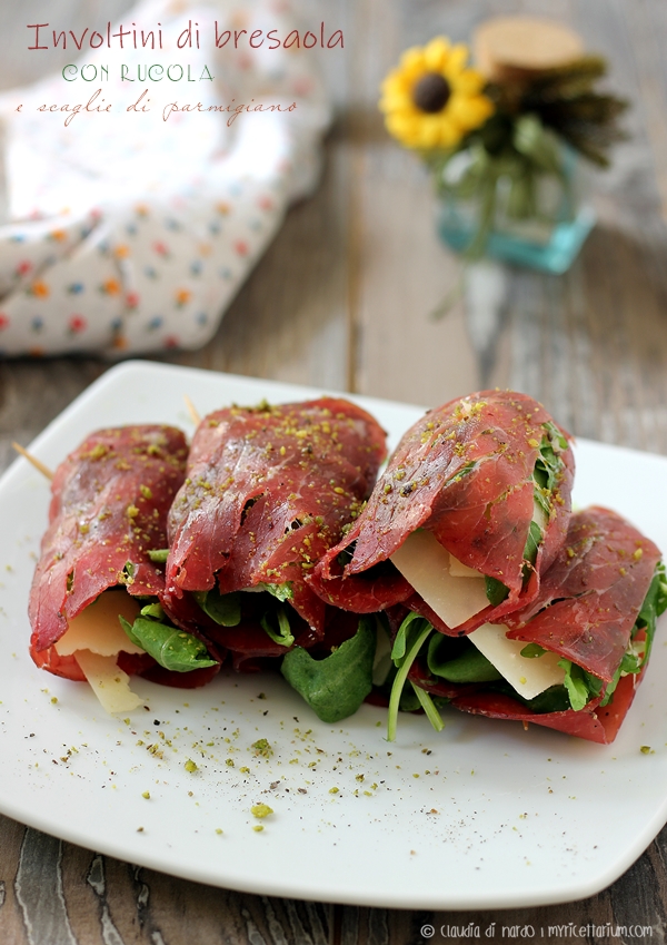 Involtini di bresaola con rucola e scaglie di parmigiano