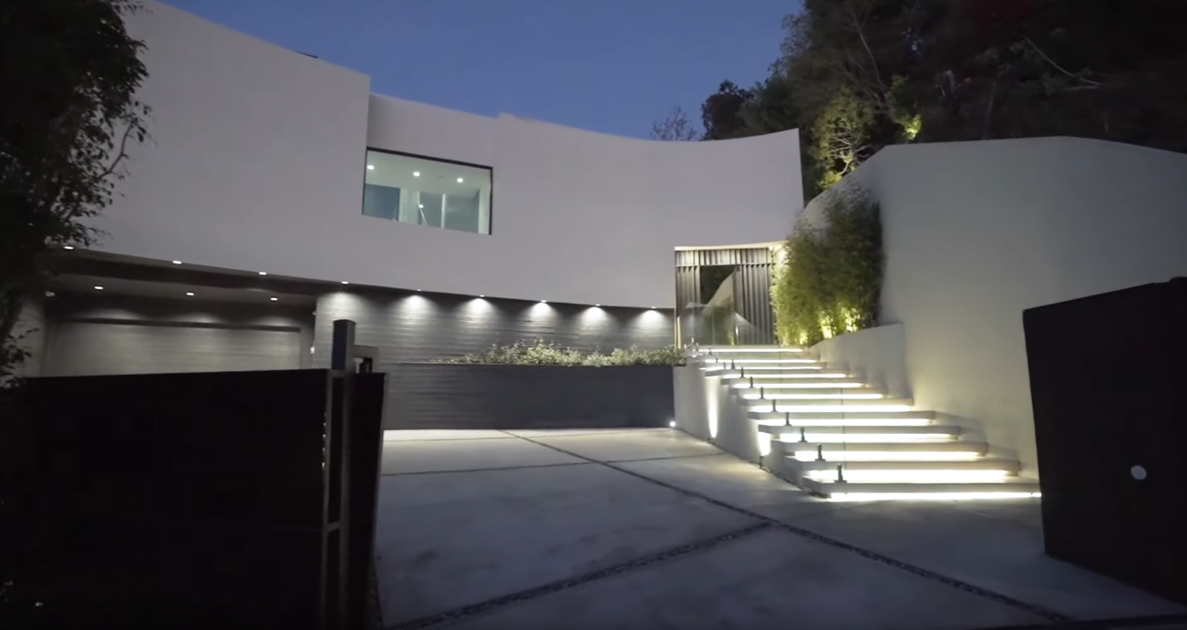 41 Photos vs. Modern Architectural Marvel in Beverly Hills, California | Sotheby's International Realty - Luxury Home & Interior Design Tour 41 Photos vs. Modern Architectural Marvel in Beverly Hills, California | Sotheby's International Realty - Luxury Home & Interior Design Tour