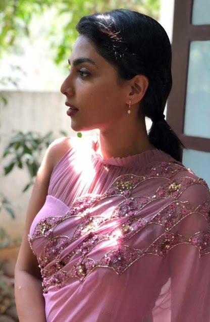 Model Aishwarya Lakshmi in Sleeveless Pink Saree 61