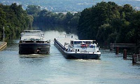 Frakteskip på Donau. pxfuel.com lisens CC0 - fri bruk