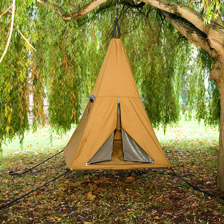 походная палатка на дереве