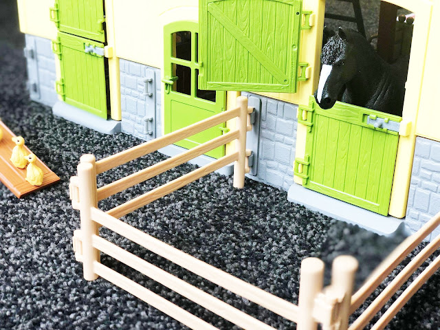 Schleich Farm World Horse Stable Review